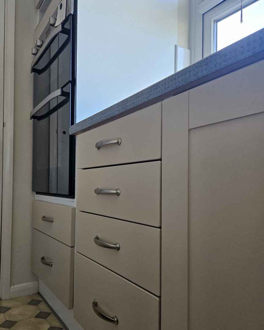 Loft White and Beauvais Lilac kitchen