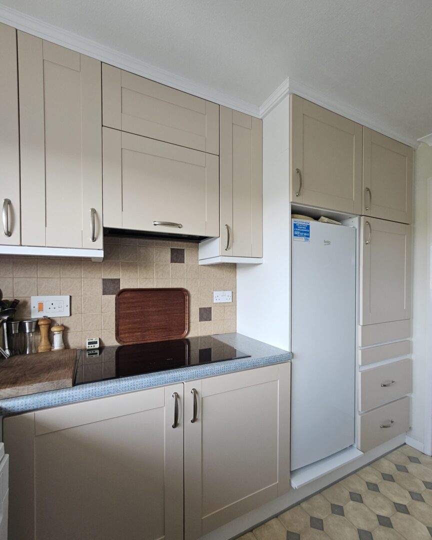 Loft White and Beauvais Lilac kitchen